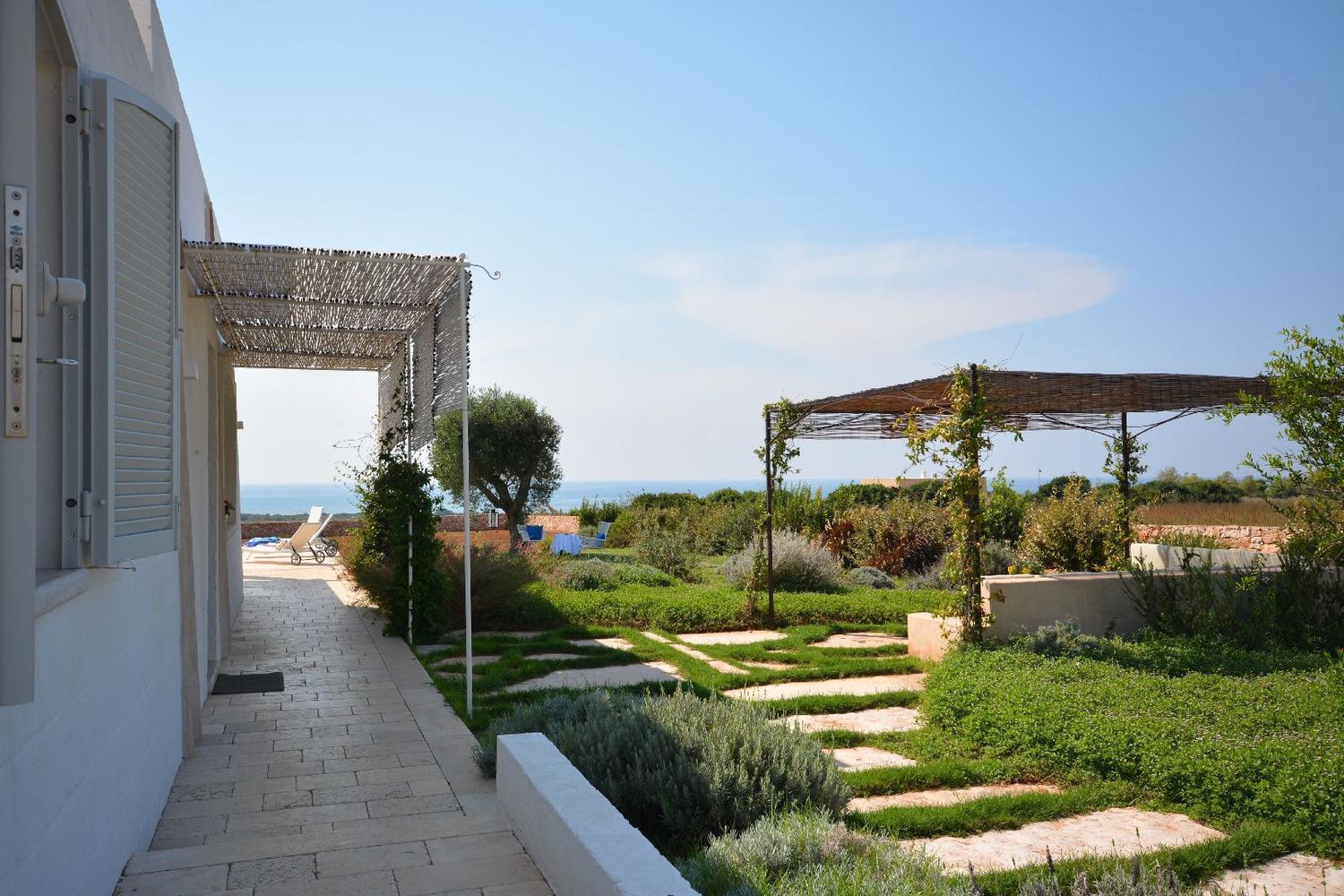 Pergola avec canapés et vue sur la mer