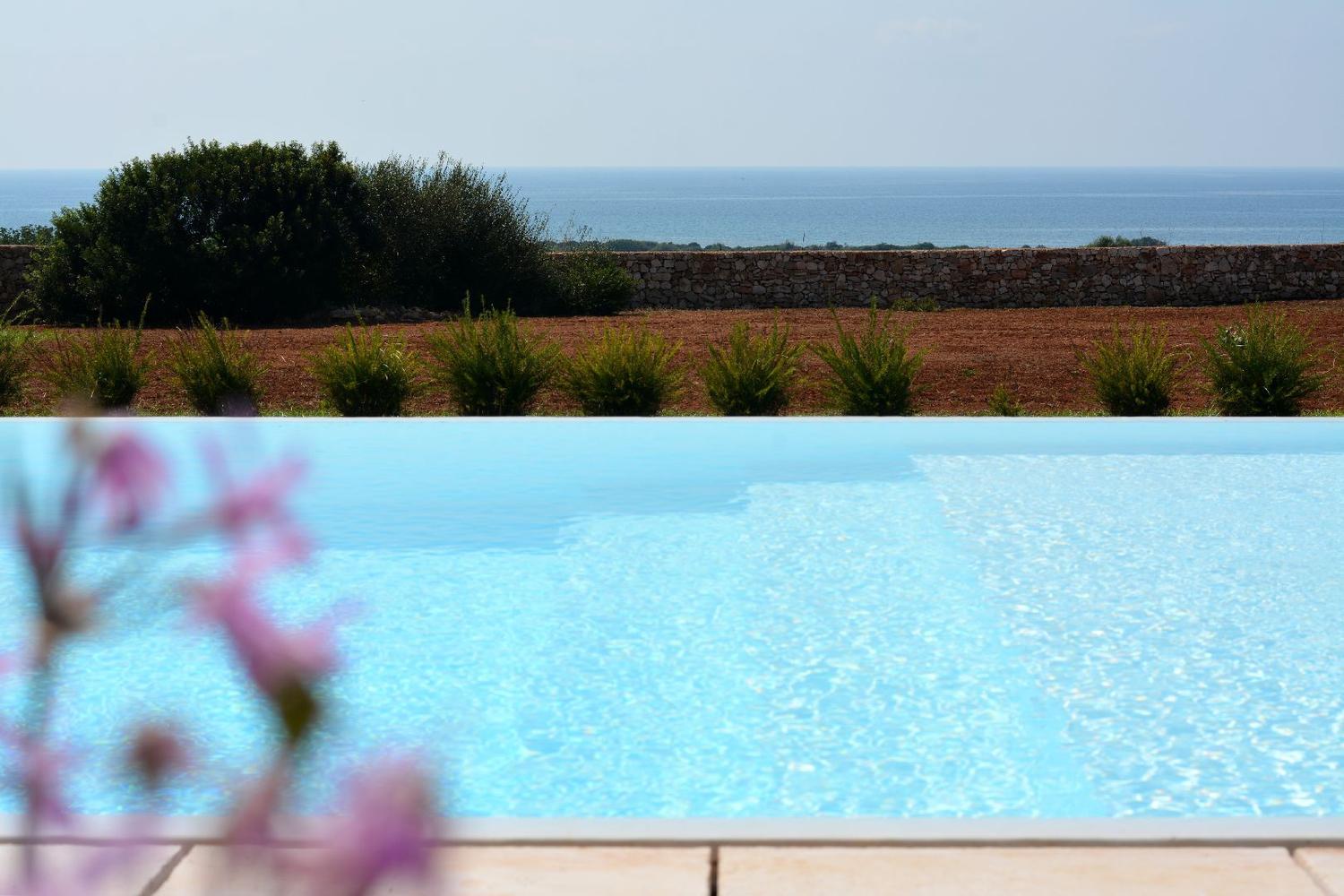 Patio meublé et équipé avec vue sur la mer détail