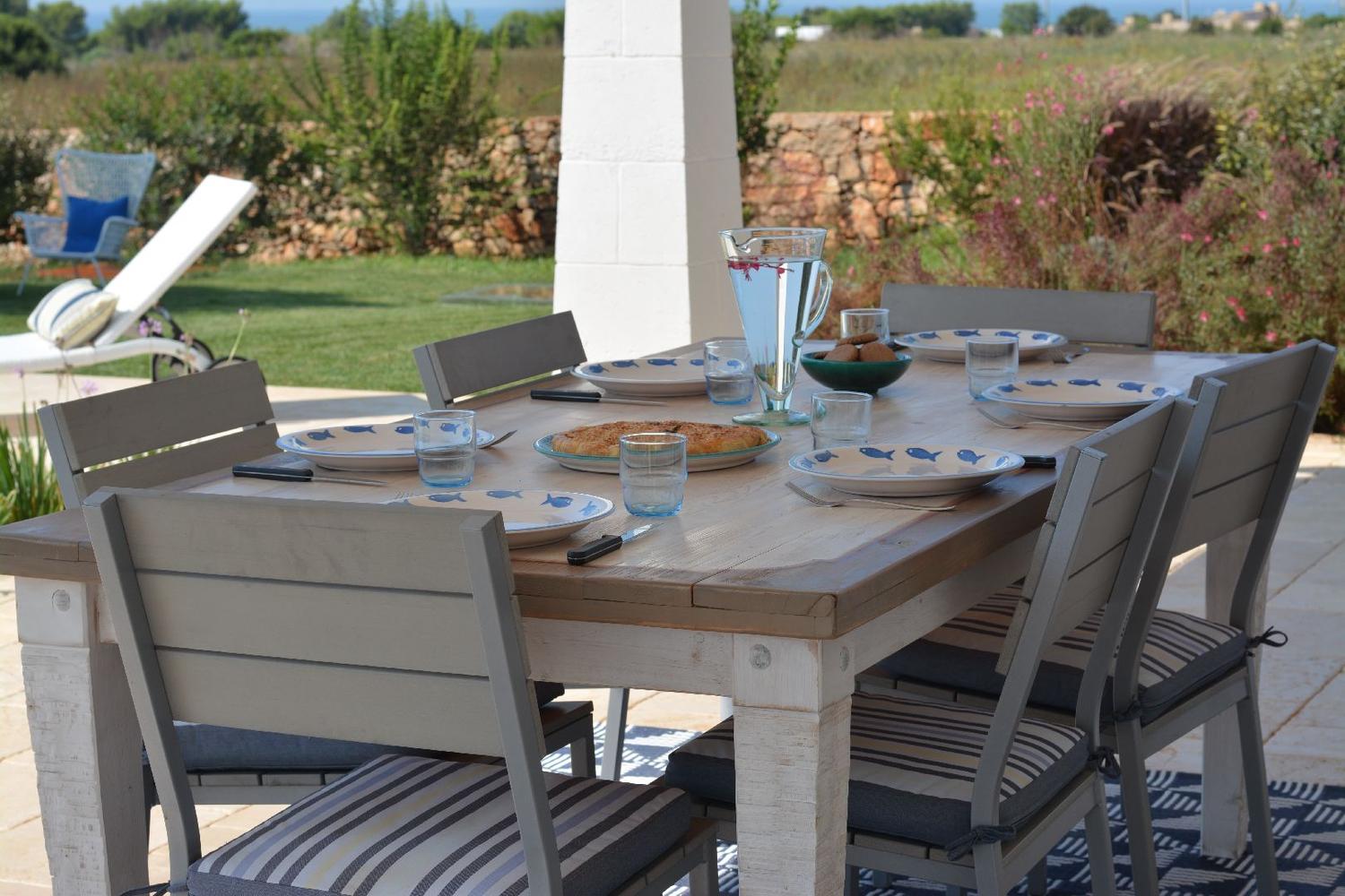 Möblierte Terrasse mit Meerblick