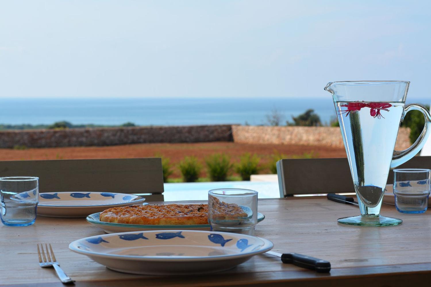 Patio meublé et équipé avec vue sur la mer details