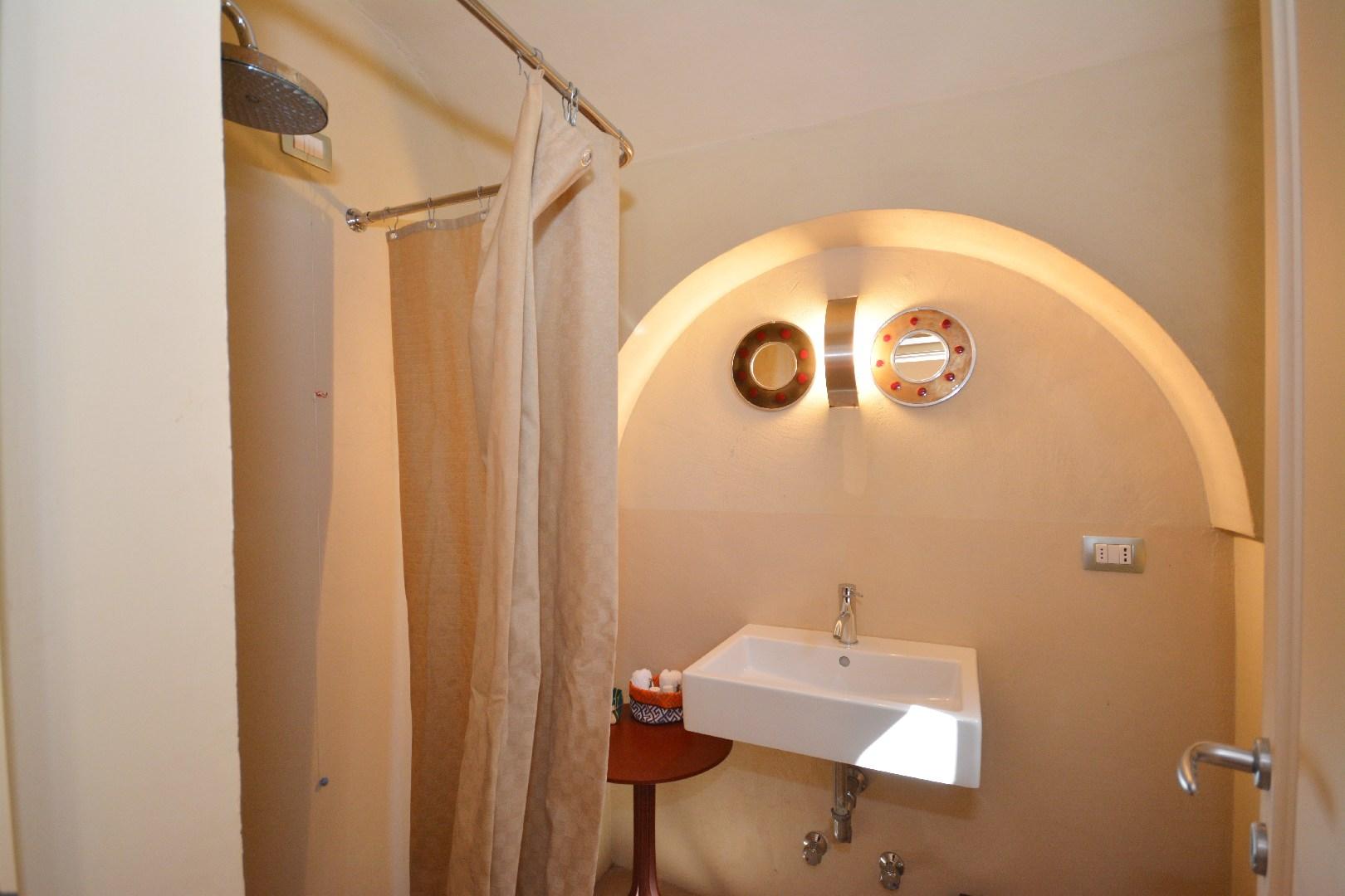 Suite Volte & Ventagli, 1° floor- chambre plus petit C avec lit plus petit salle de bain