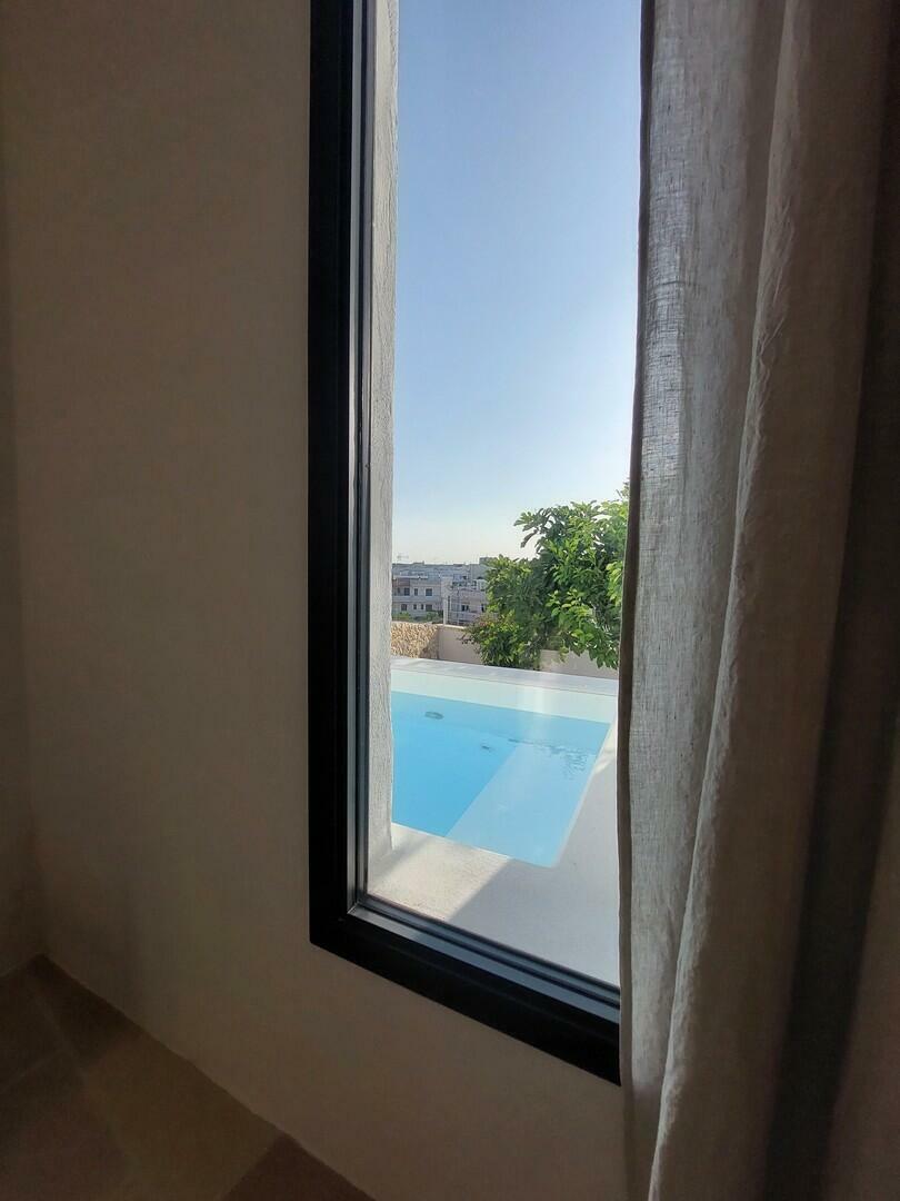 Doppelzimmer B – Blick auf den Pool