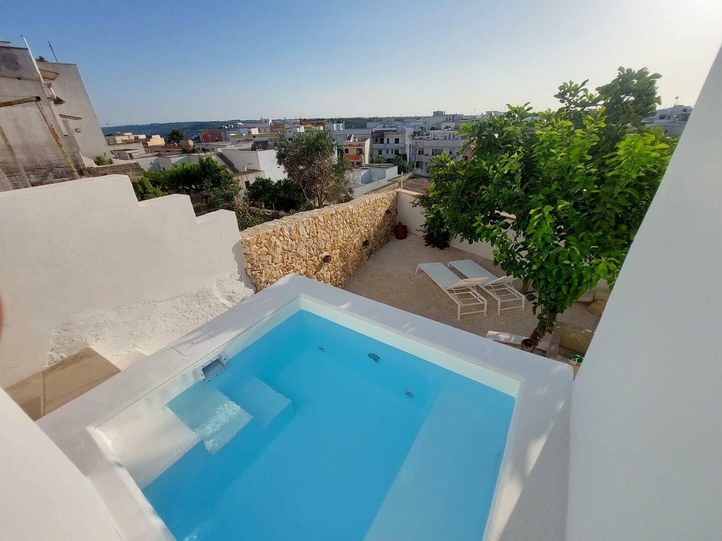 Mini pool and a solarium area