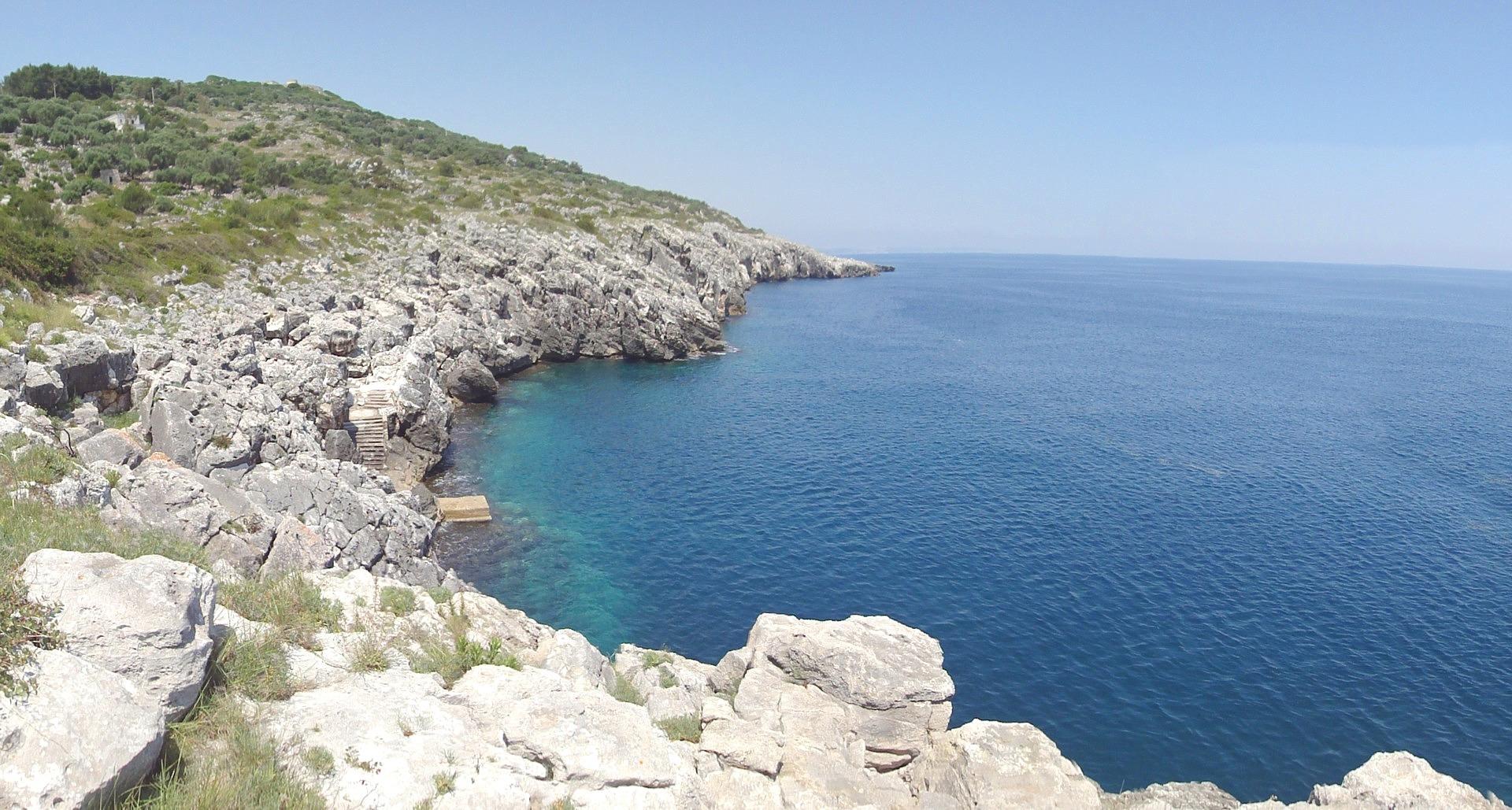 Mer Confortable crique rocheuse privée avec la plate-forme et les escaliers pour entrer dans l‘eau