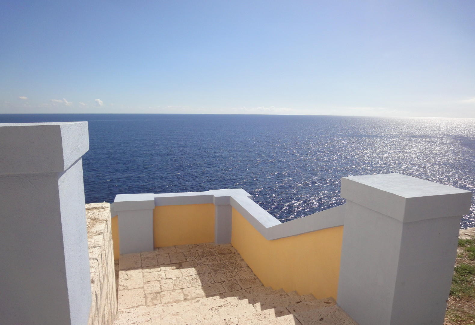 Sentier avec escalier d‘accès à la mer