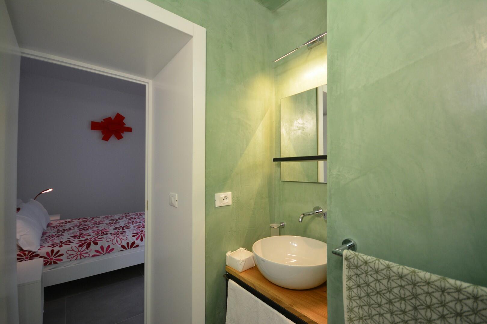 Sous-sol - chambre double D, salle de bain avec douche