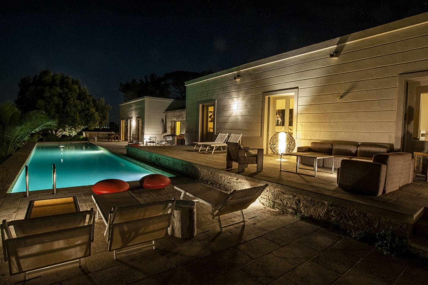 Piscina e villa di notte