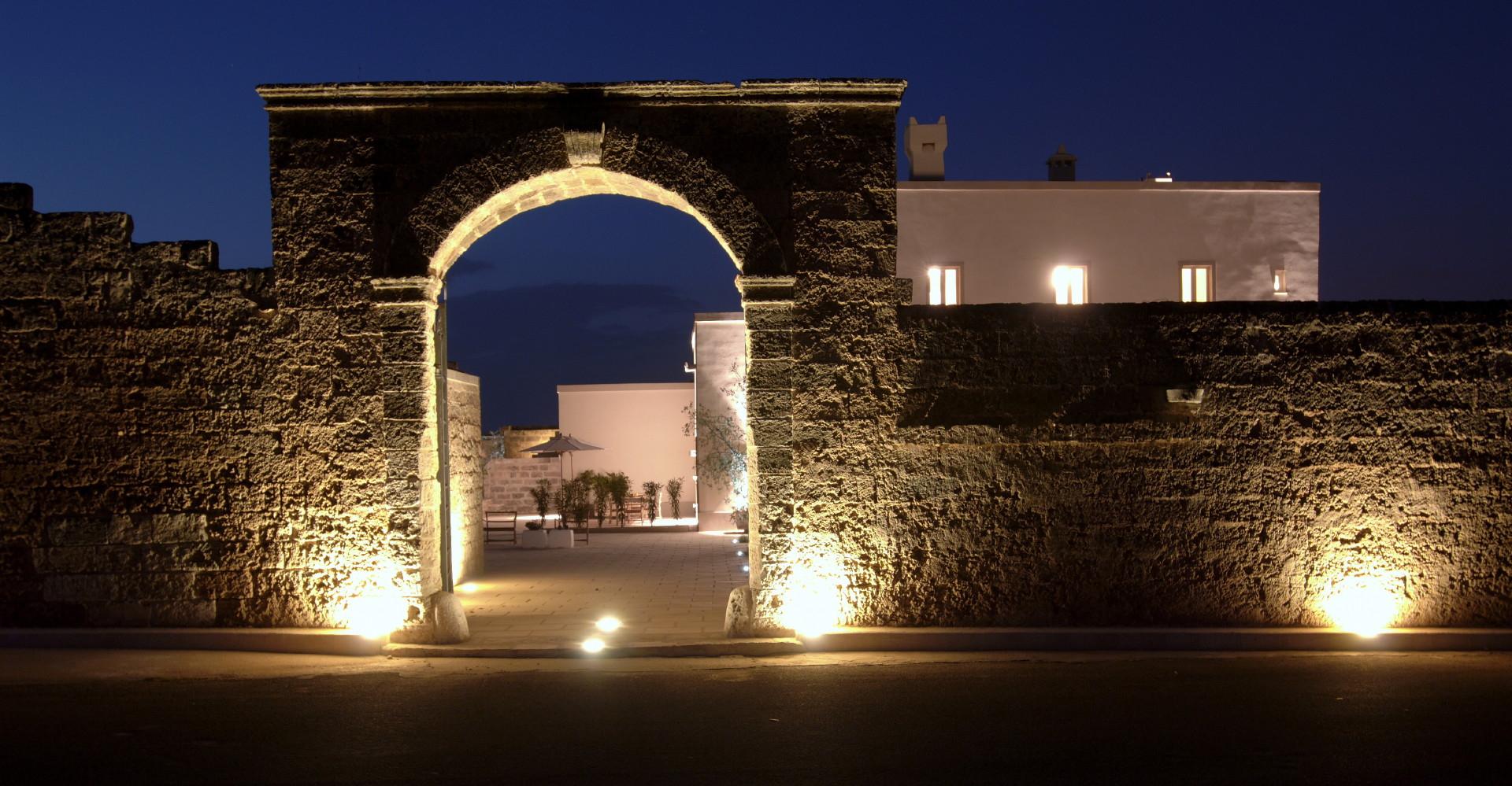 Di notte, ingresso da grande Porta Antica