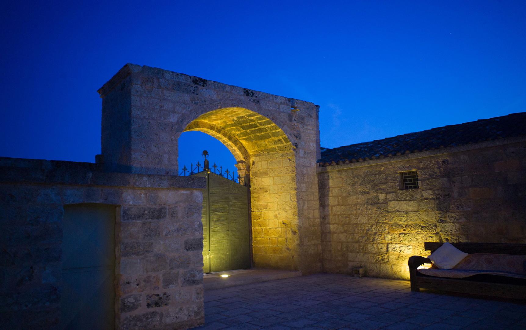 Di notte, ingresso da grande Porta Antica