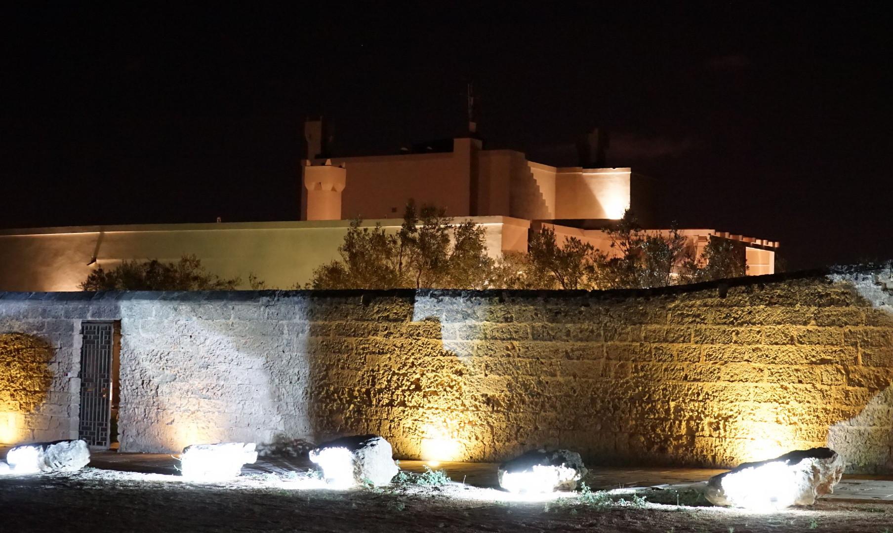 at night the view of the ancient walls 