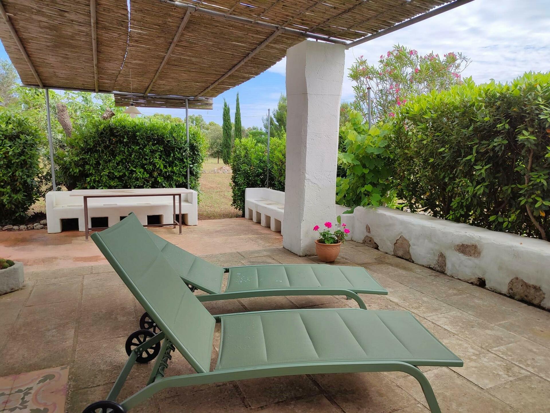 Backyard furnished pergola