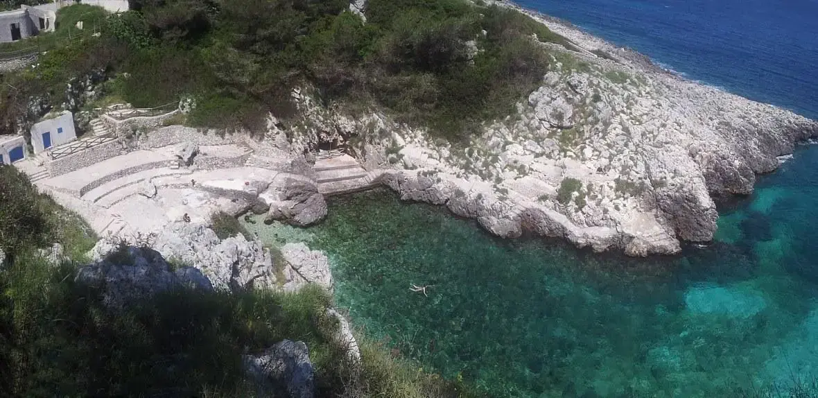 castro marina - cala rocciosa acquaviva con piattaforma