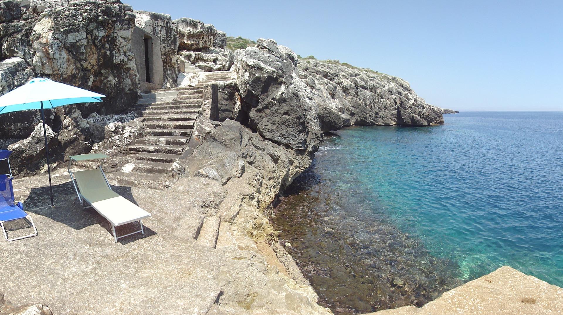 Mer Confortable crique rocheuse privée avec la plate-forme et les escaliers pour entrer dans l‘eau