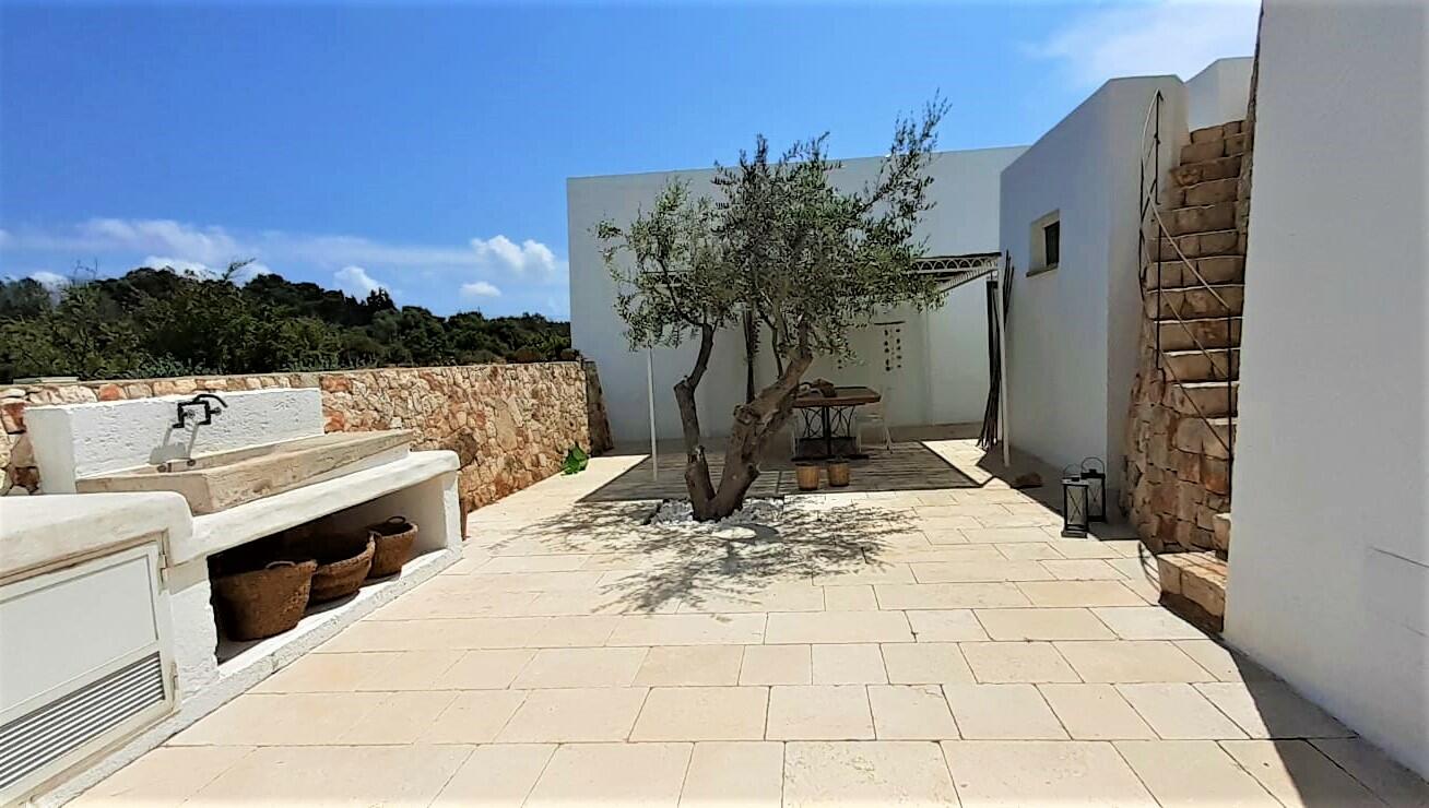 Equipped courtyard - on the rear of the house