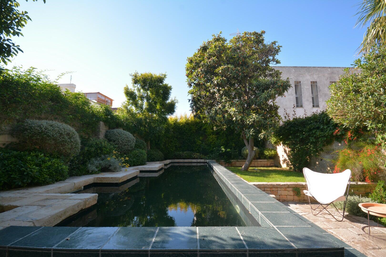 Courtyard - swimming pool area & furnished pergola 