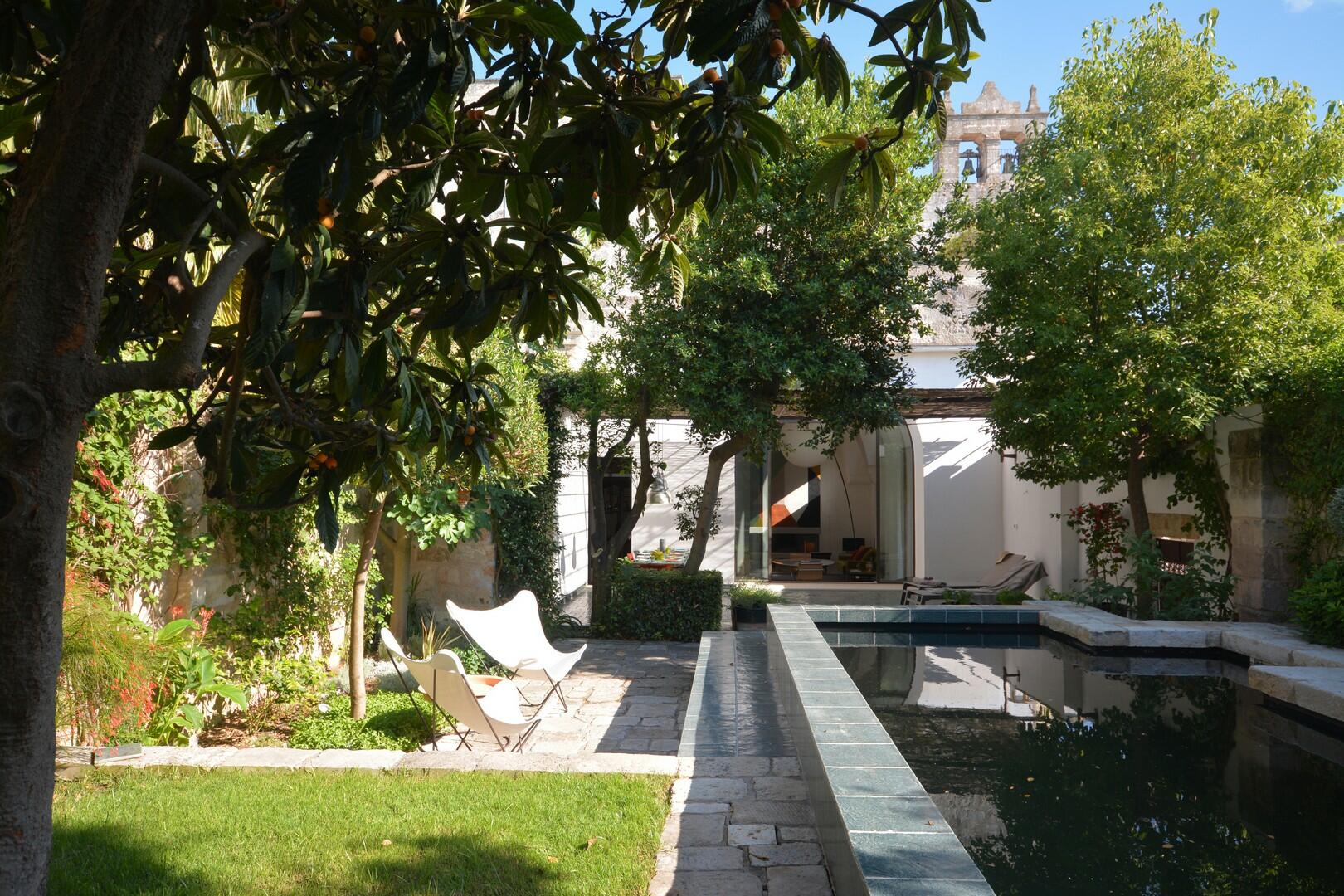 Courtyard - swimming pool area & furnished pergola 