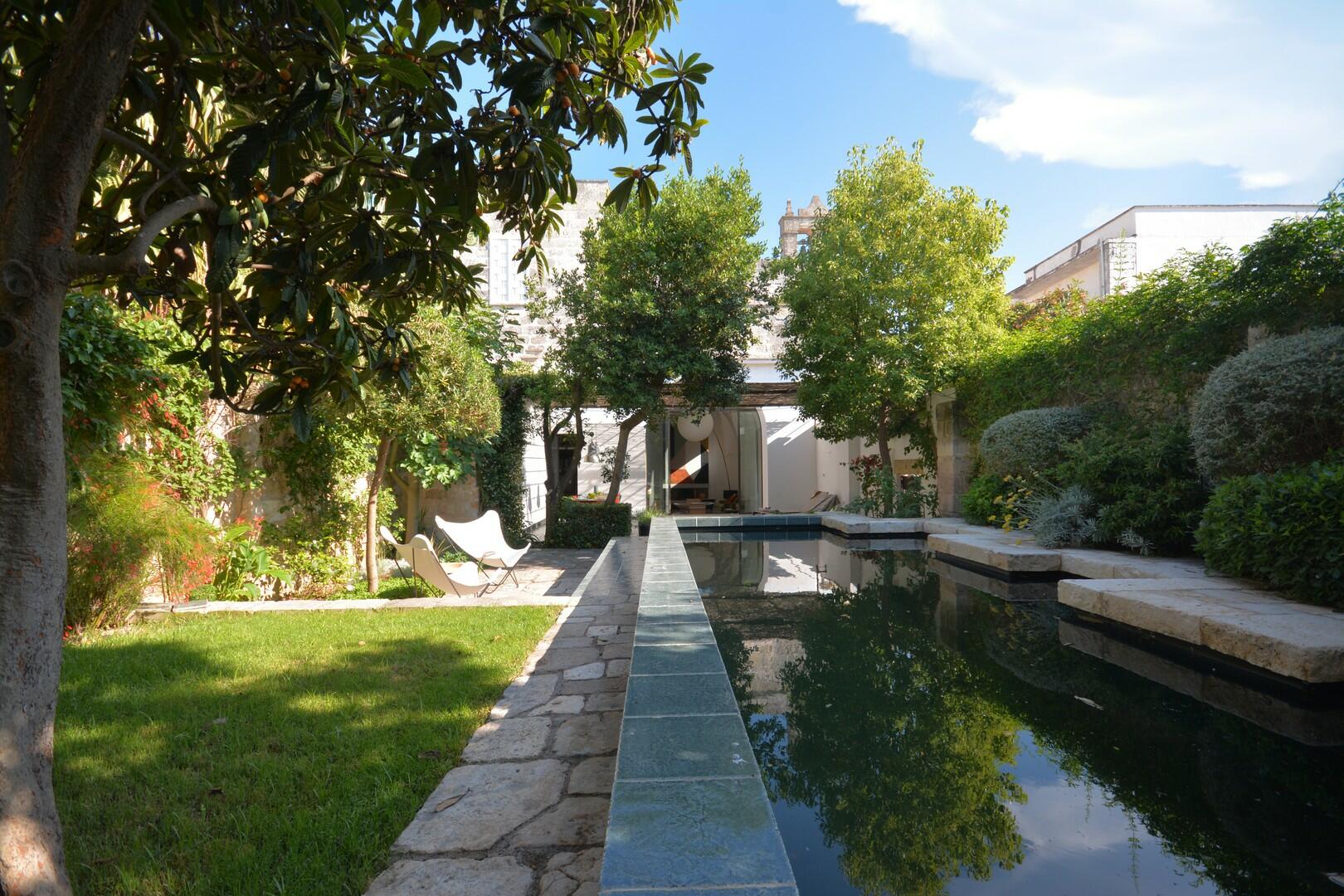 Courtyard - swimming pool area & furnished pergola 