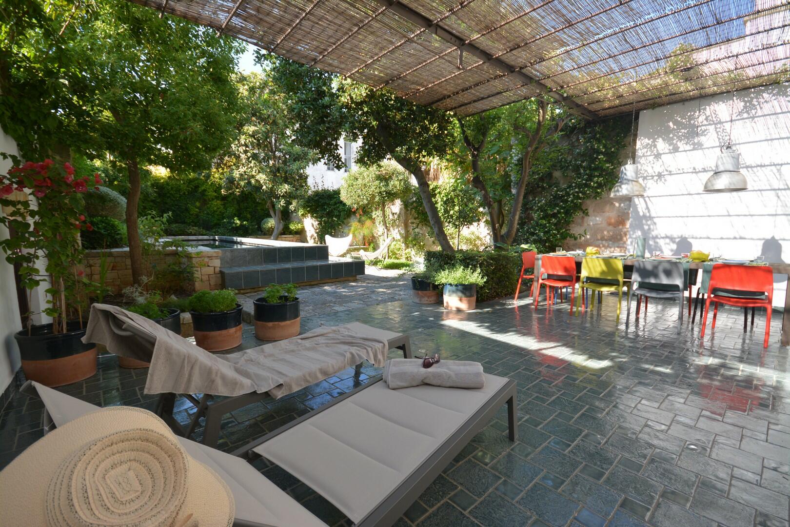 Courtyard - swimming pool area & furnished pergola 