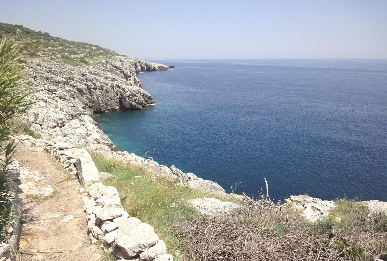 Mer chemin pour Confortable crique rocheuse privée avec la plate-forme et les escaliers pour entrer dans l‘eau