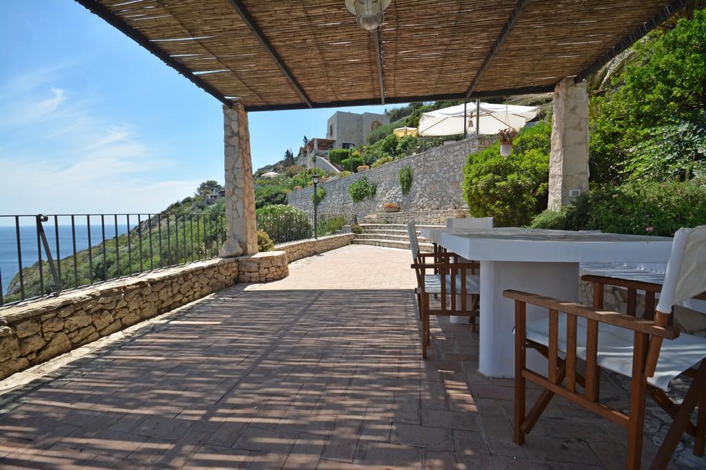 Swimming pool furnished pergola