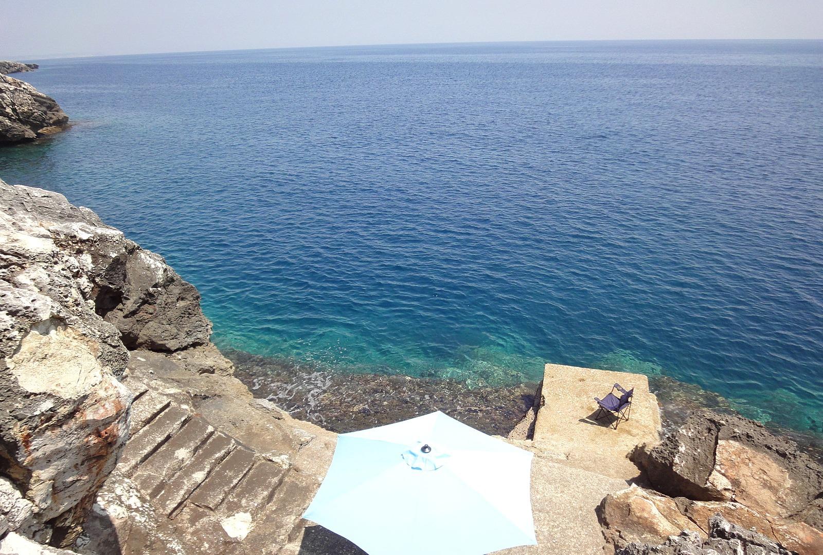 Mare Comoda caletta di scoglio privata con piattaforma e scale per entrare nell‘acqua