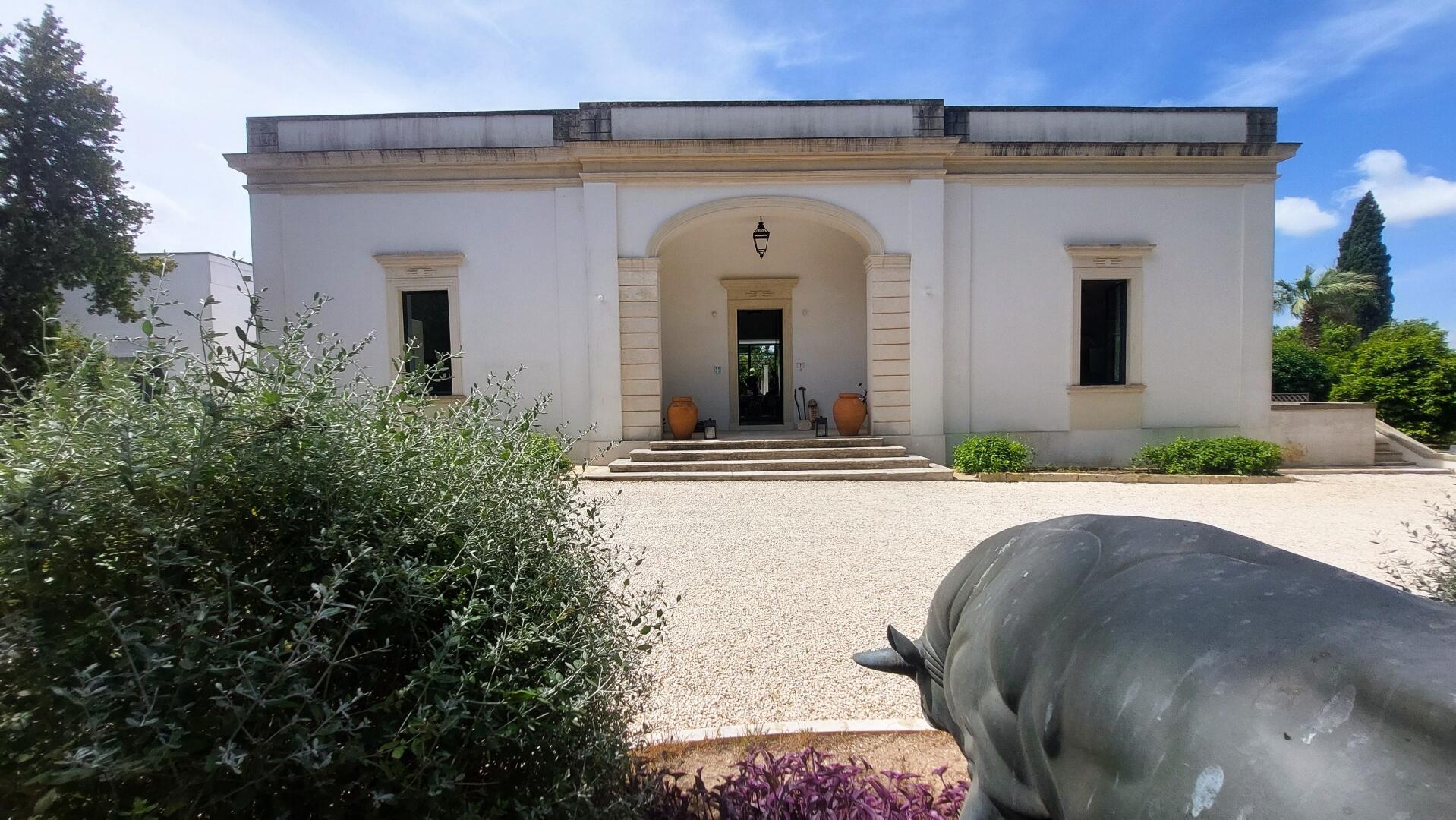 façade de l‘entrée principale de la villa