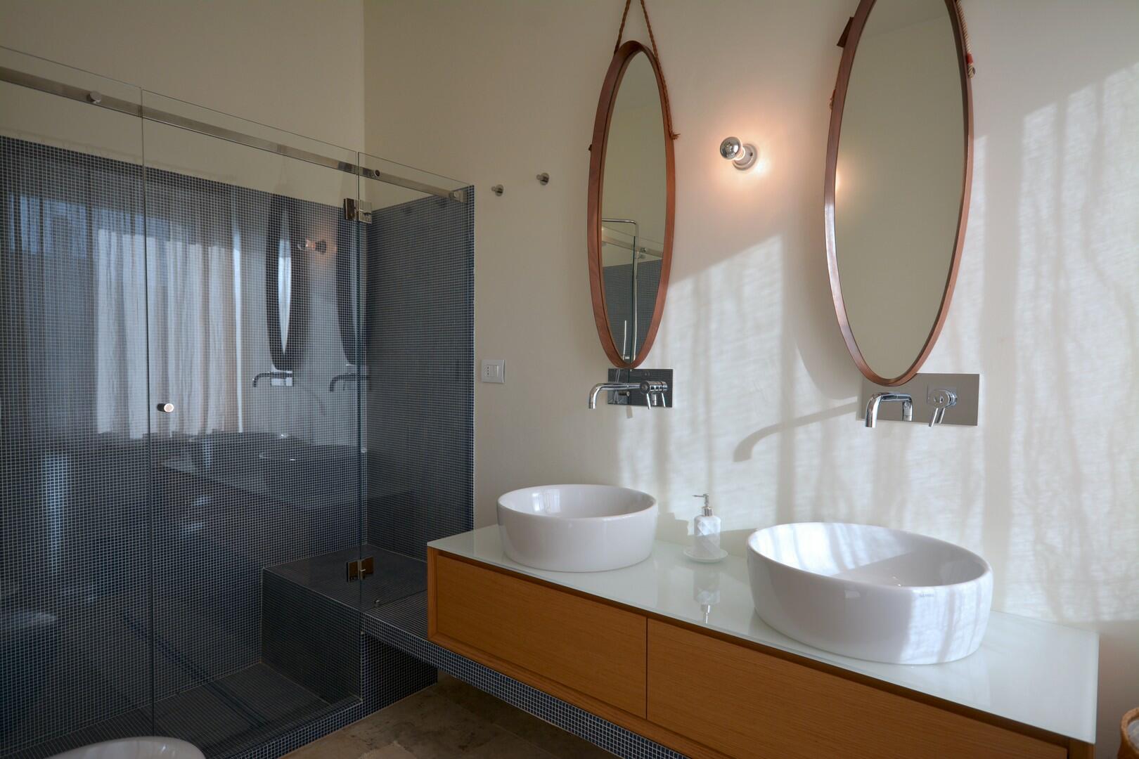 Premier étage - Chambre double A - salle de bain avec douche