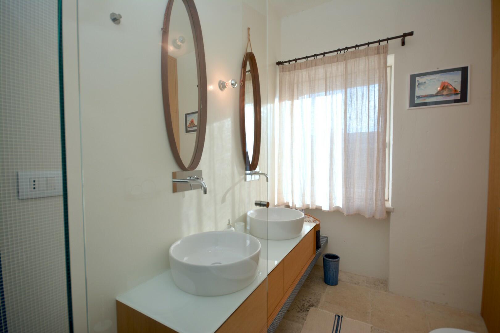 Premier étage - Chambre double A - salle de bain avec douche