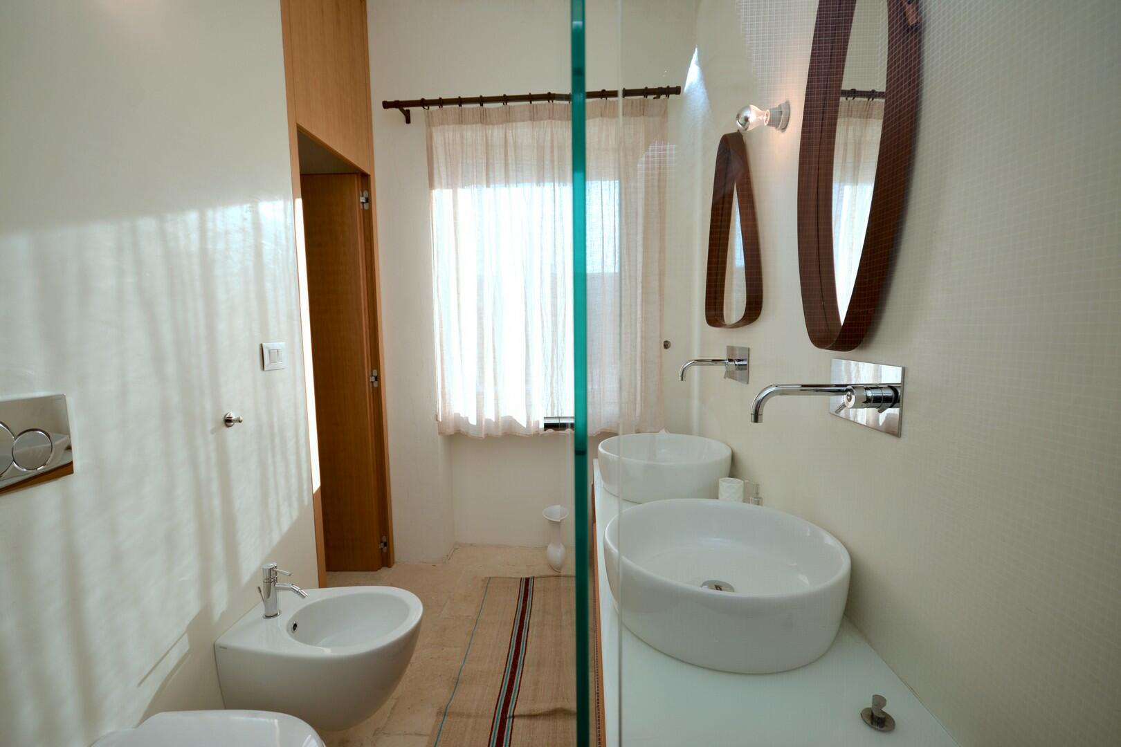 Premier étage - Chambre double B - salle de bain avec douche