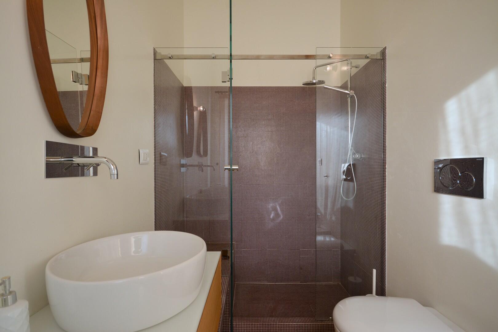 Premier étage - Chambre double B - salle de bain avec douche