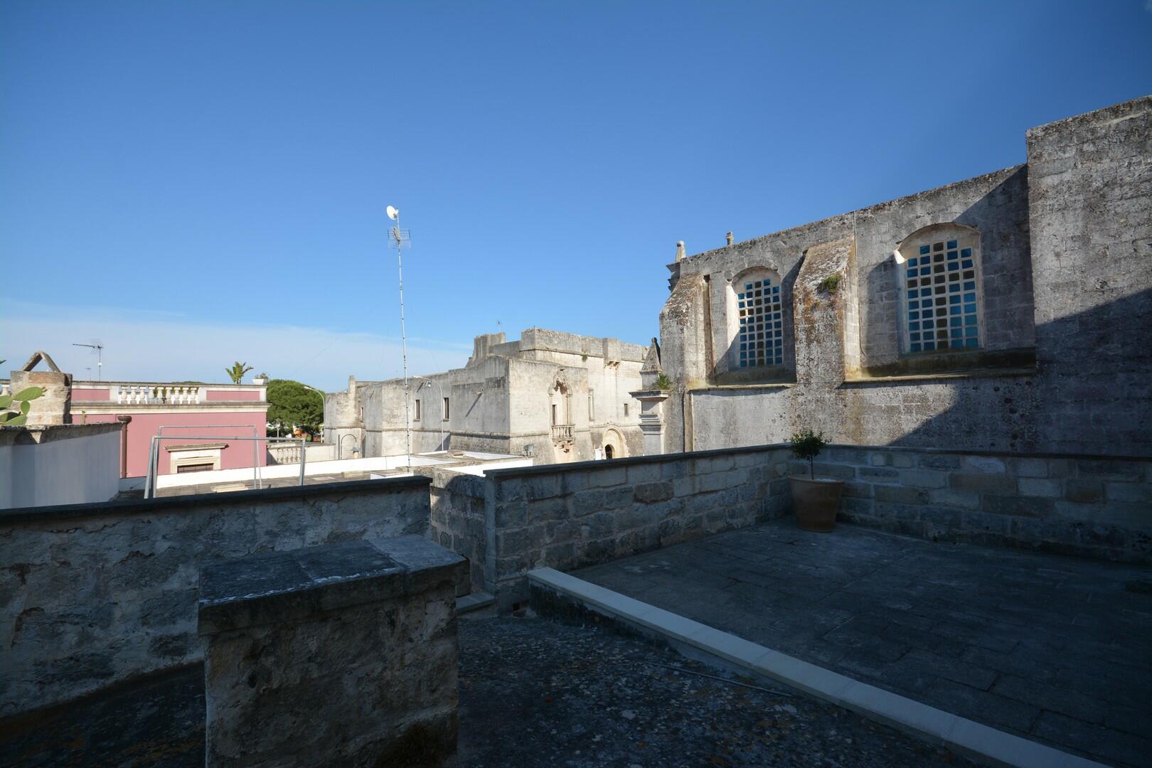 Terrazza attrezzata al primo piano  vista dei tetti