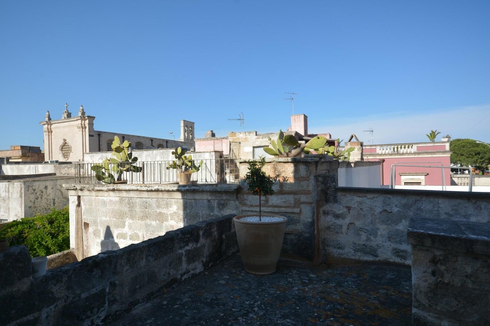 Terrazza attrezzata al primo piano  vista dei tetti