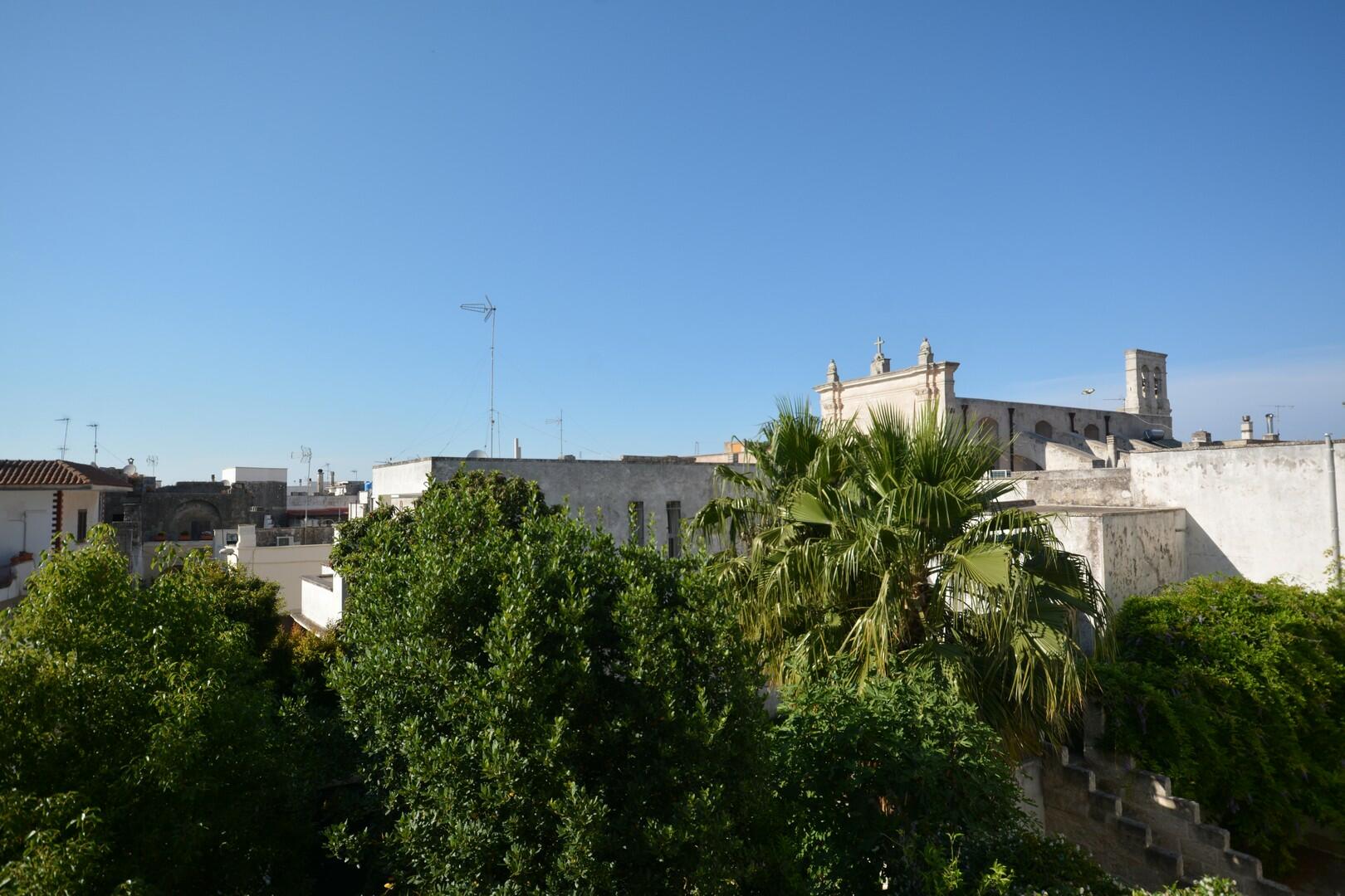 Terrazza attrezzata al primo piano  vista dei tetti