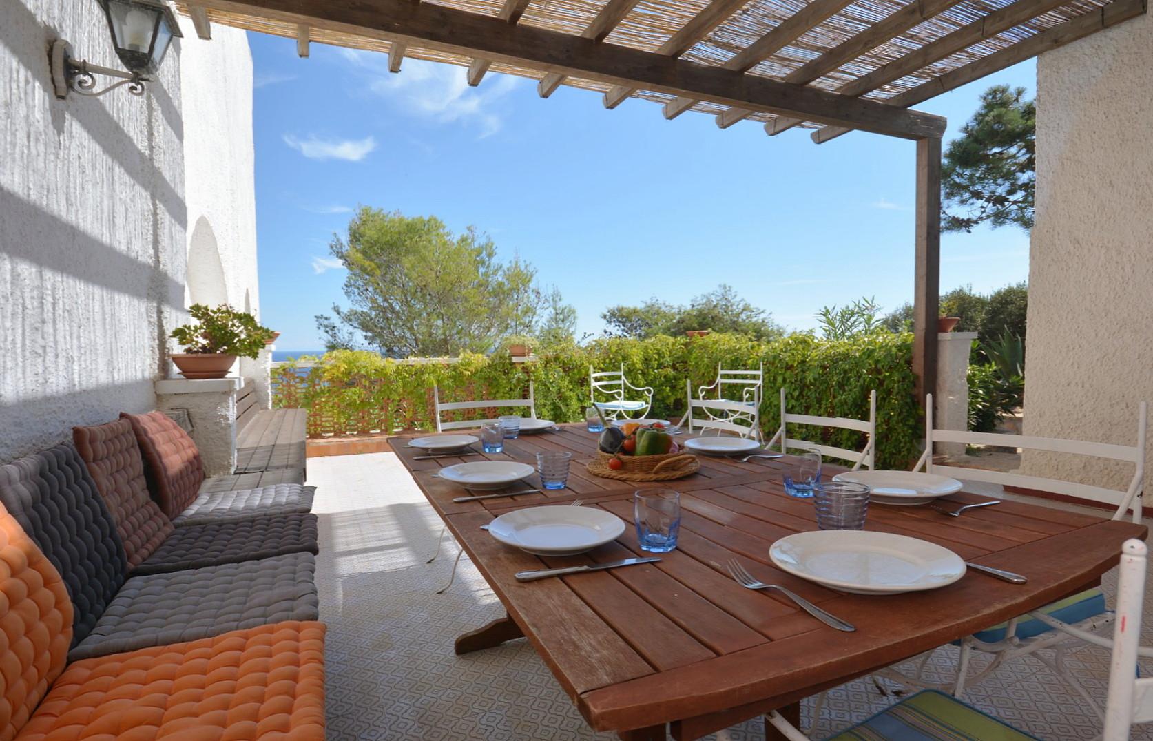 Premier étage -Terrasse avec pergola pour manger face à la mer