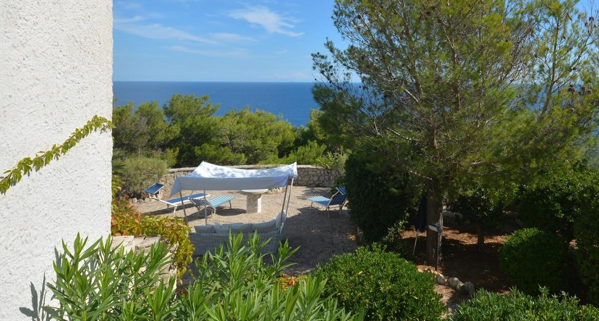 Premier étage -Terrasse avec pergola pour manger face à la mer