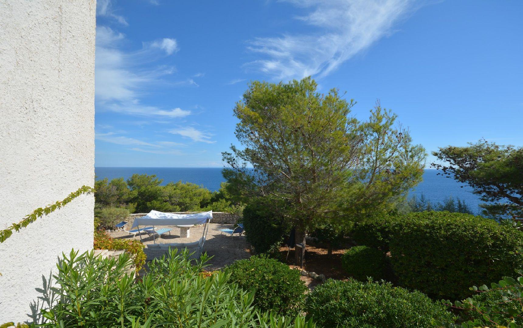 Primo piano -Pergola per pranzare vista mare