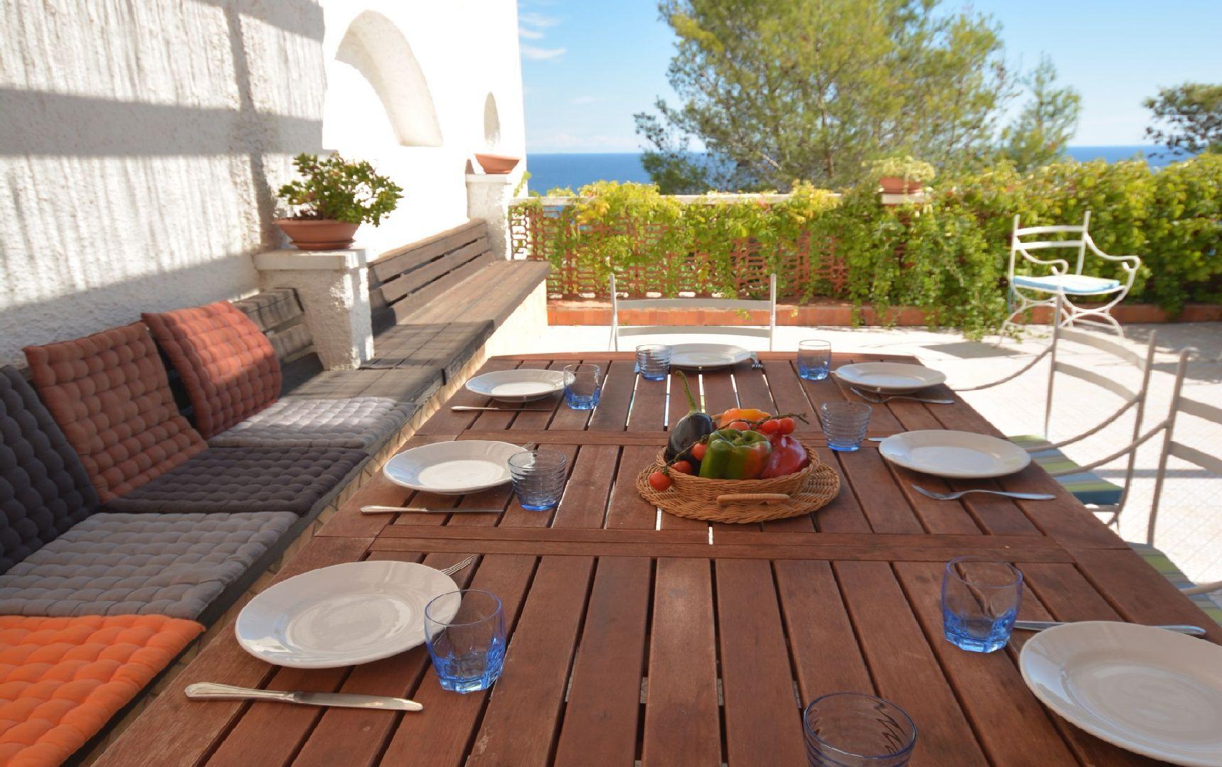 Premier étage -Terrasse avec pergola pour manger face à la mer