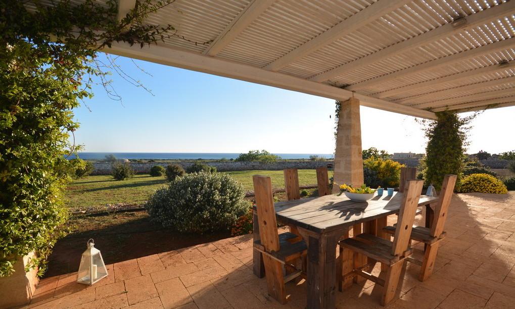 Terrasse meublée avec vue sur la mer