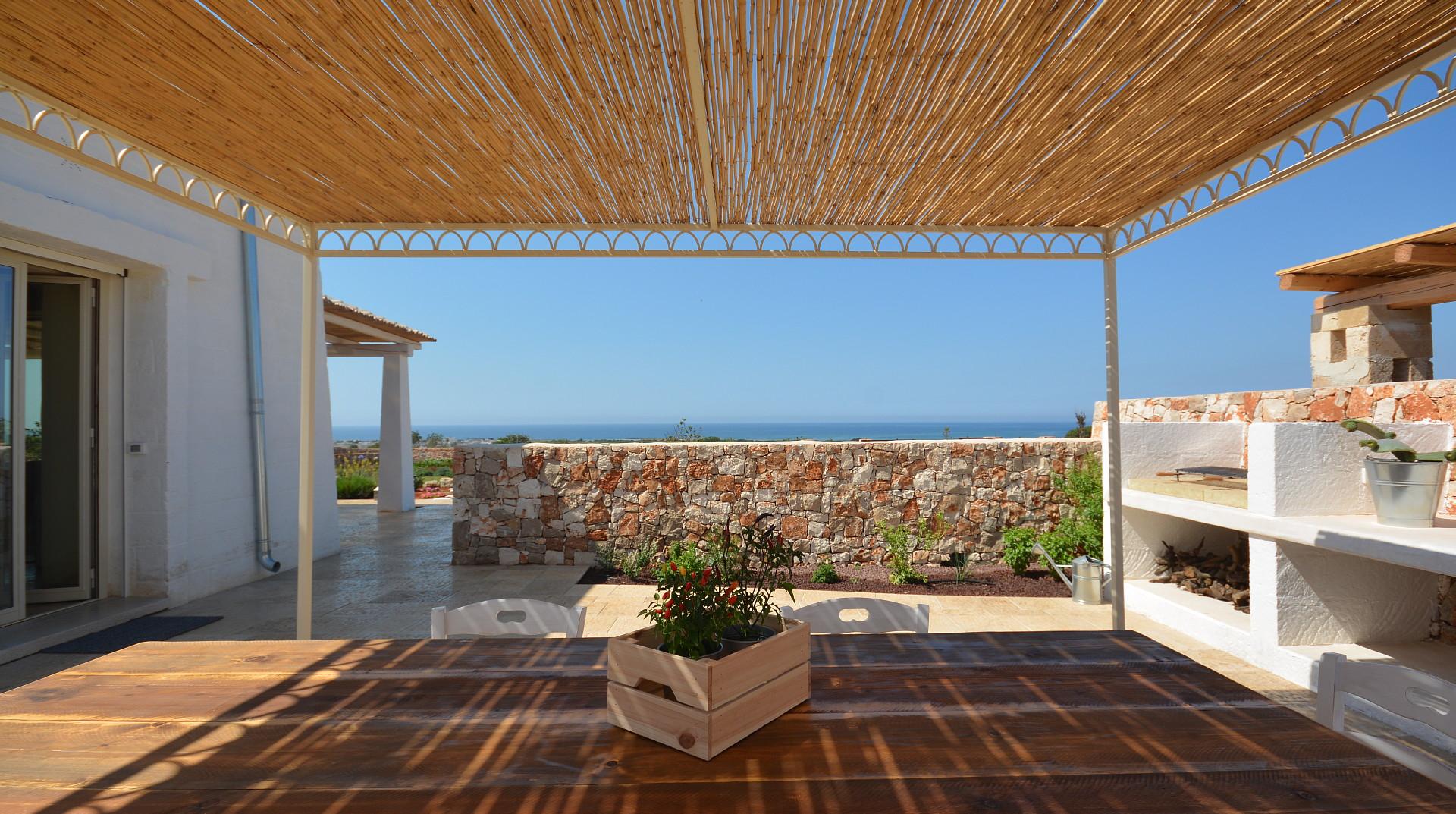 Pergola avec vue sur la mer - espace barbecue