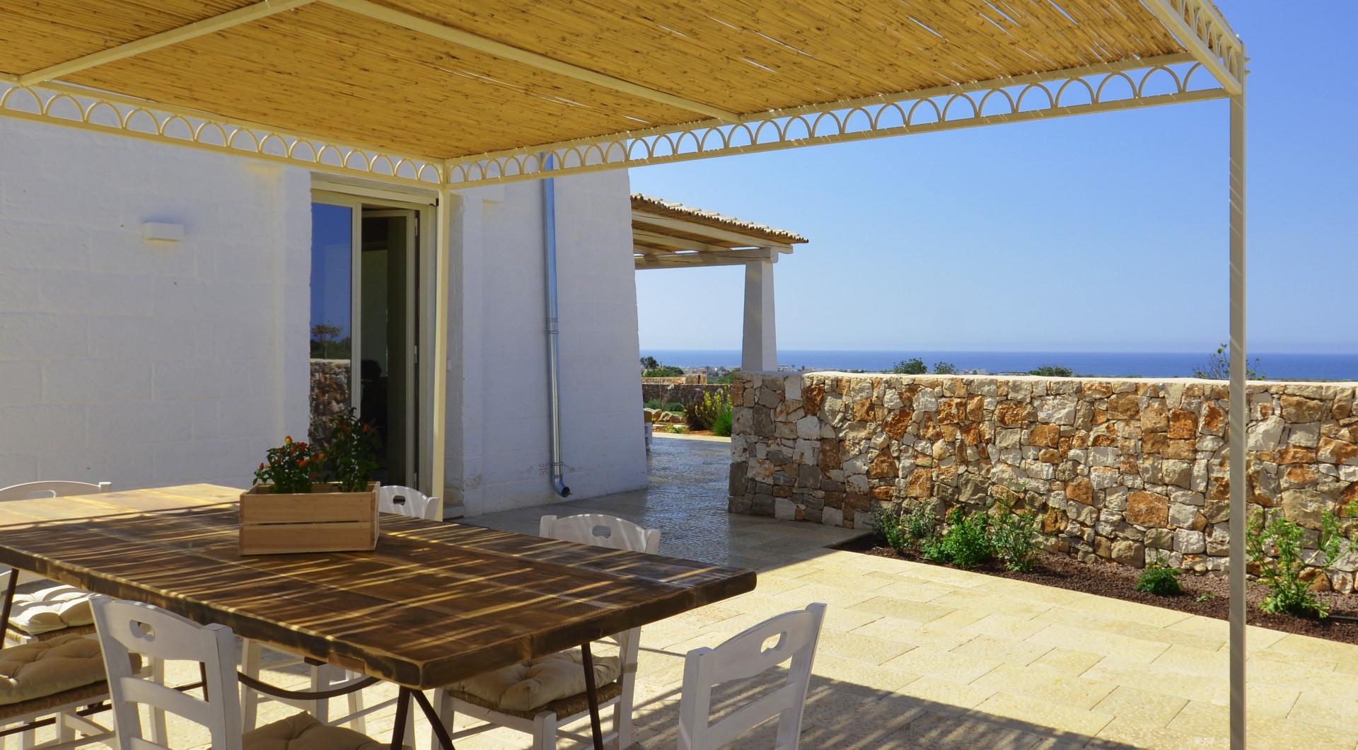 Pergola avec vue sur la mer - espace barbecue