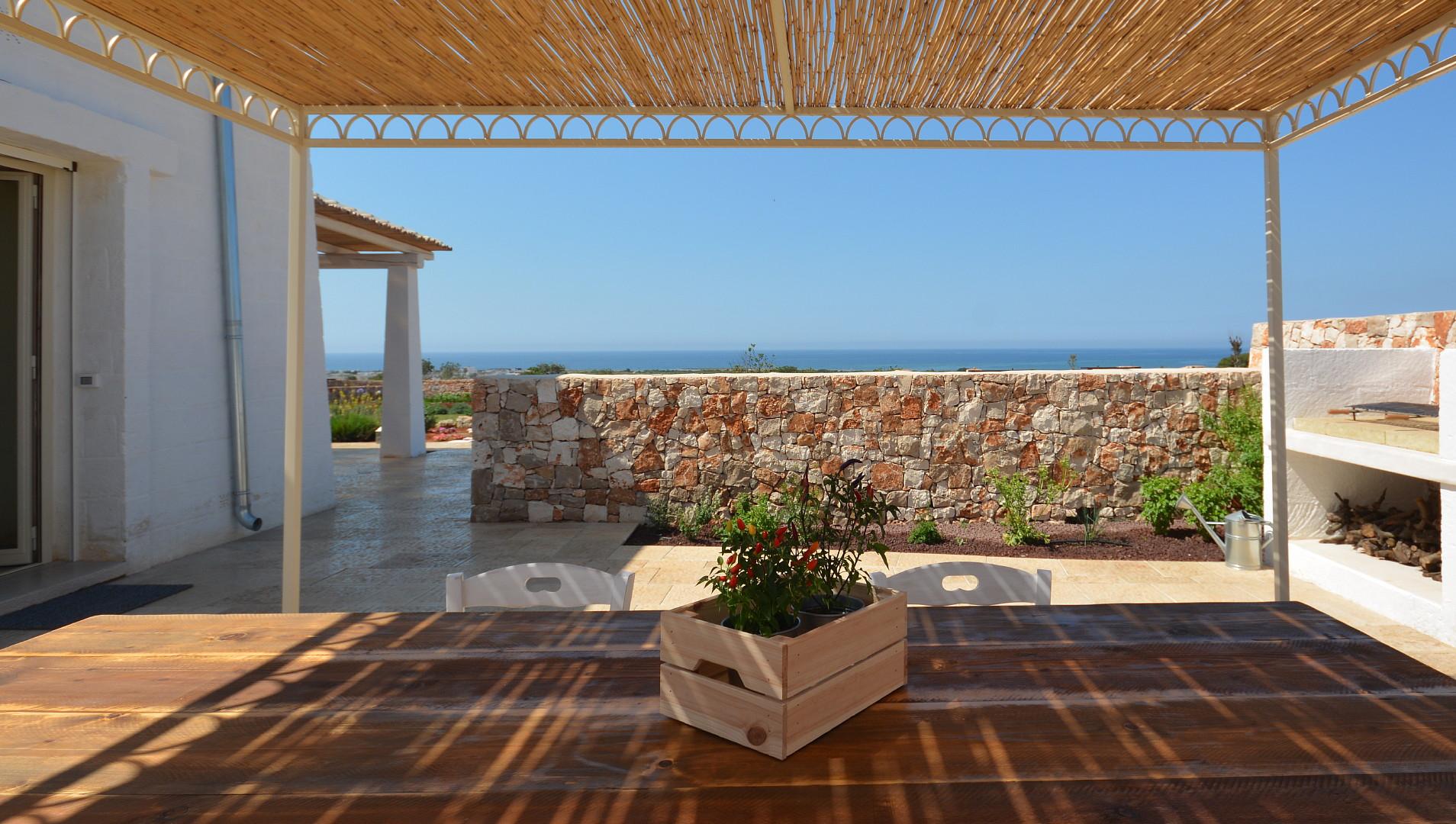 Pergola avec vue sur la mer - espace barbecue