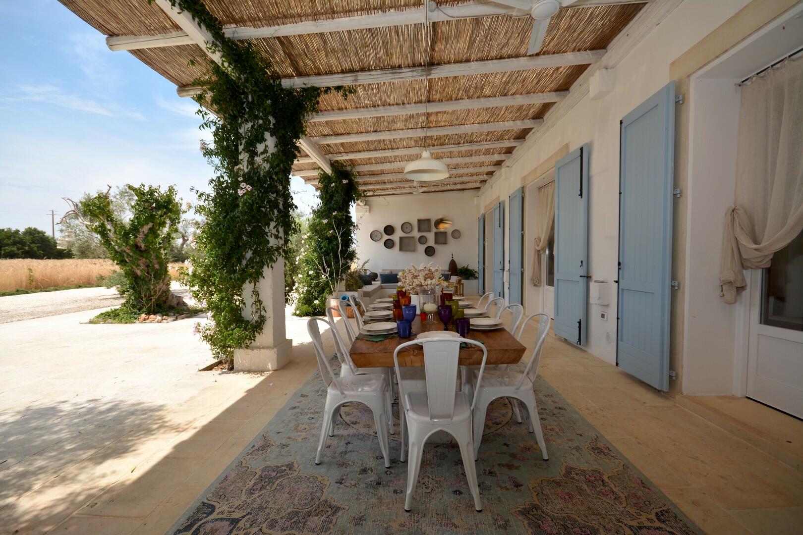 Furnished pergola with sofàs & dining able