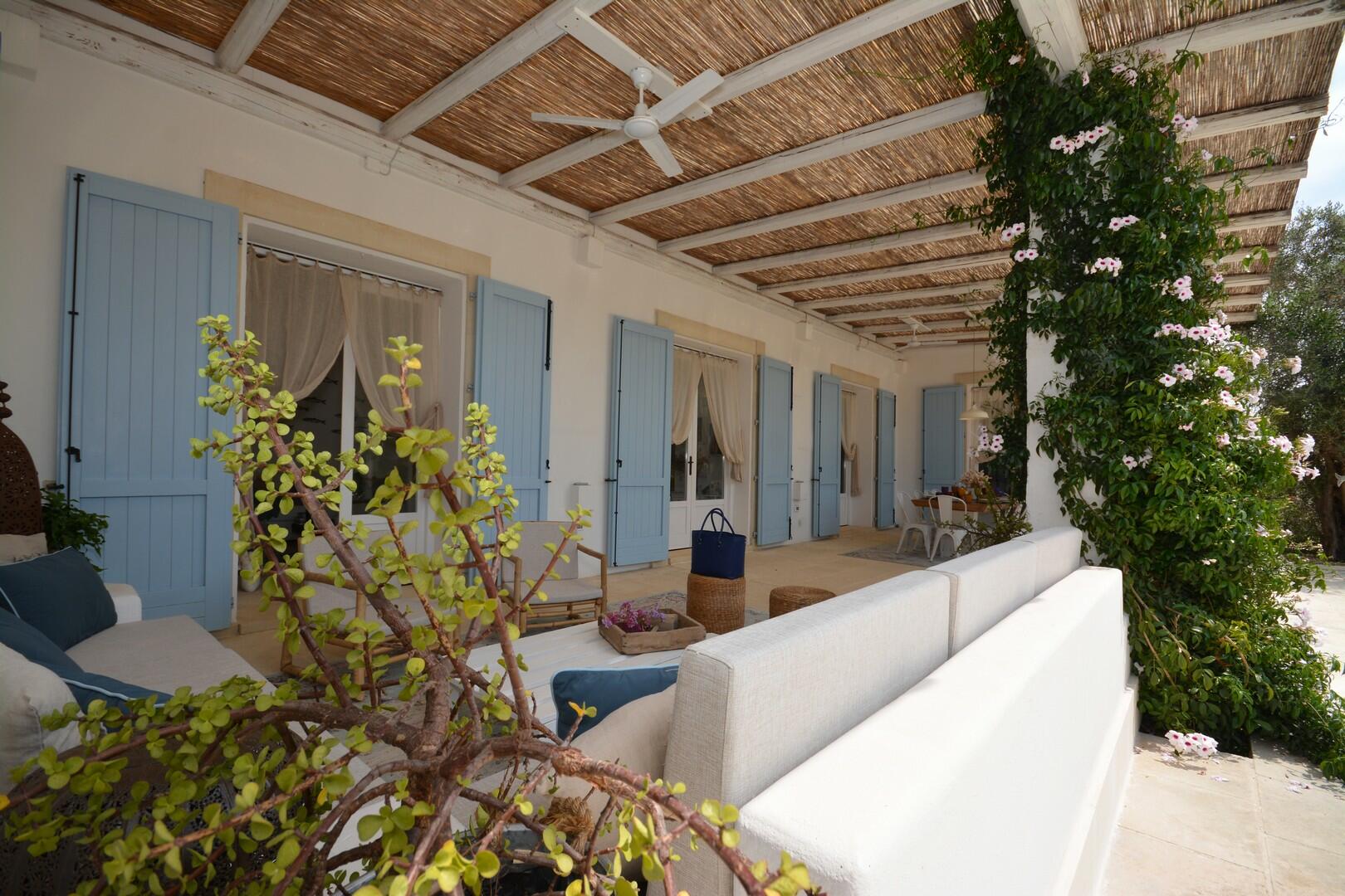 Furnished pergola with sofàs & dining able