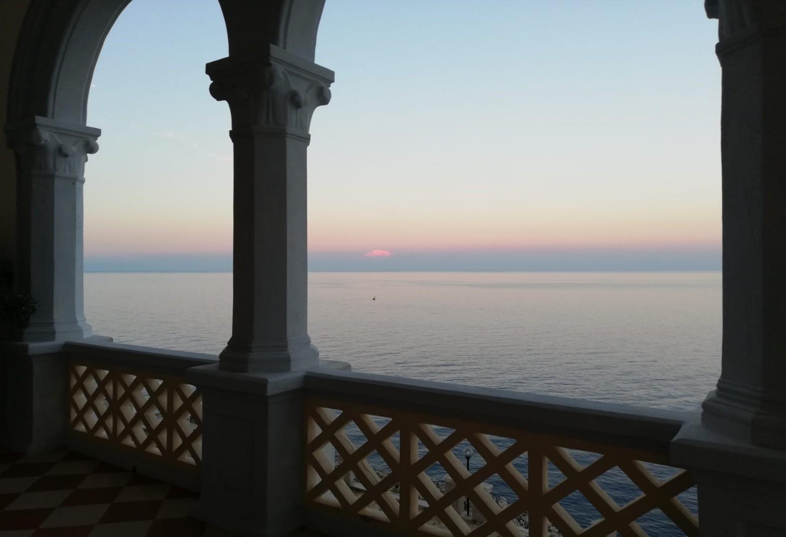 Equipped porch with sea view