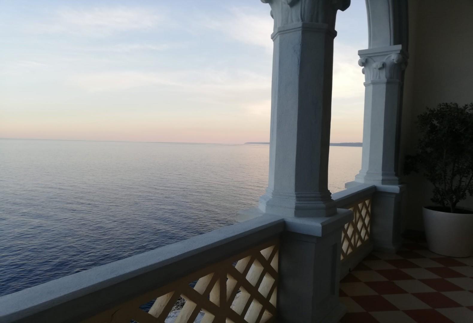 Equipped porch with sea view