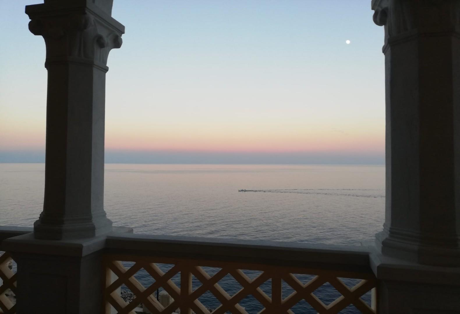 Equipped porch with sea view