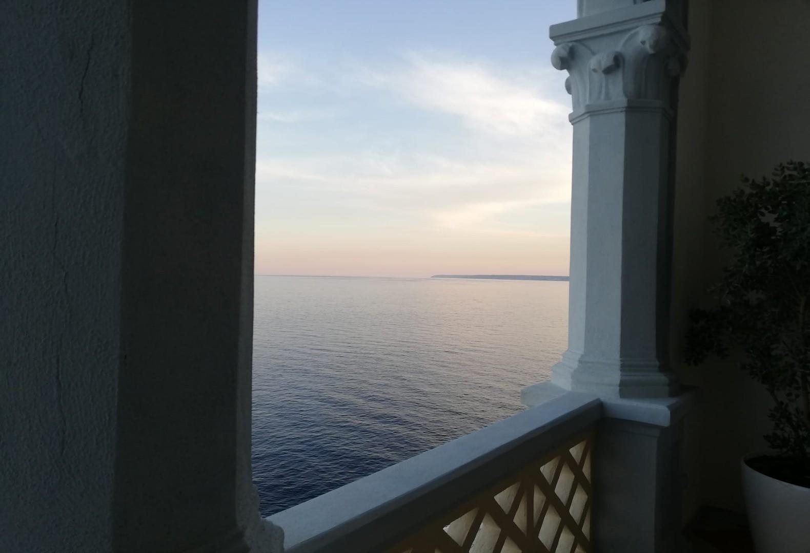 Equipped porch with sea view