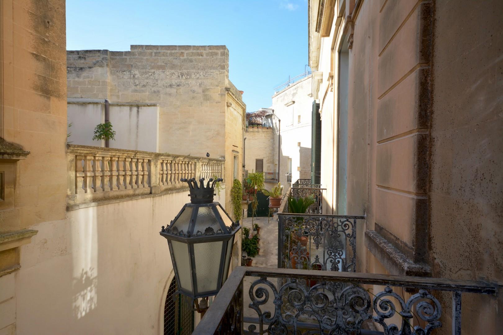 Premier étage - salon et balcons sur la ruelle