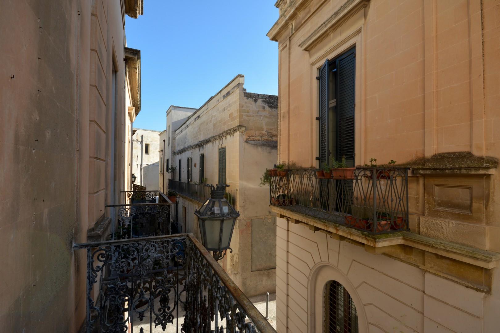 Premier étage - salon et balcons sur la ruelle