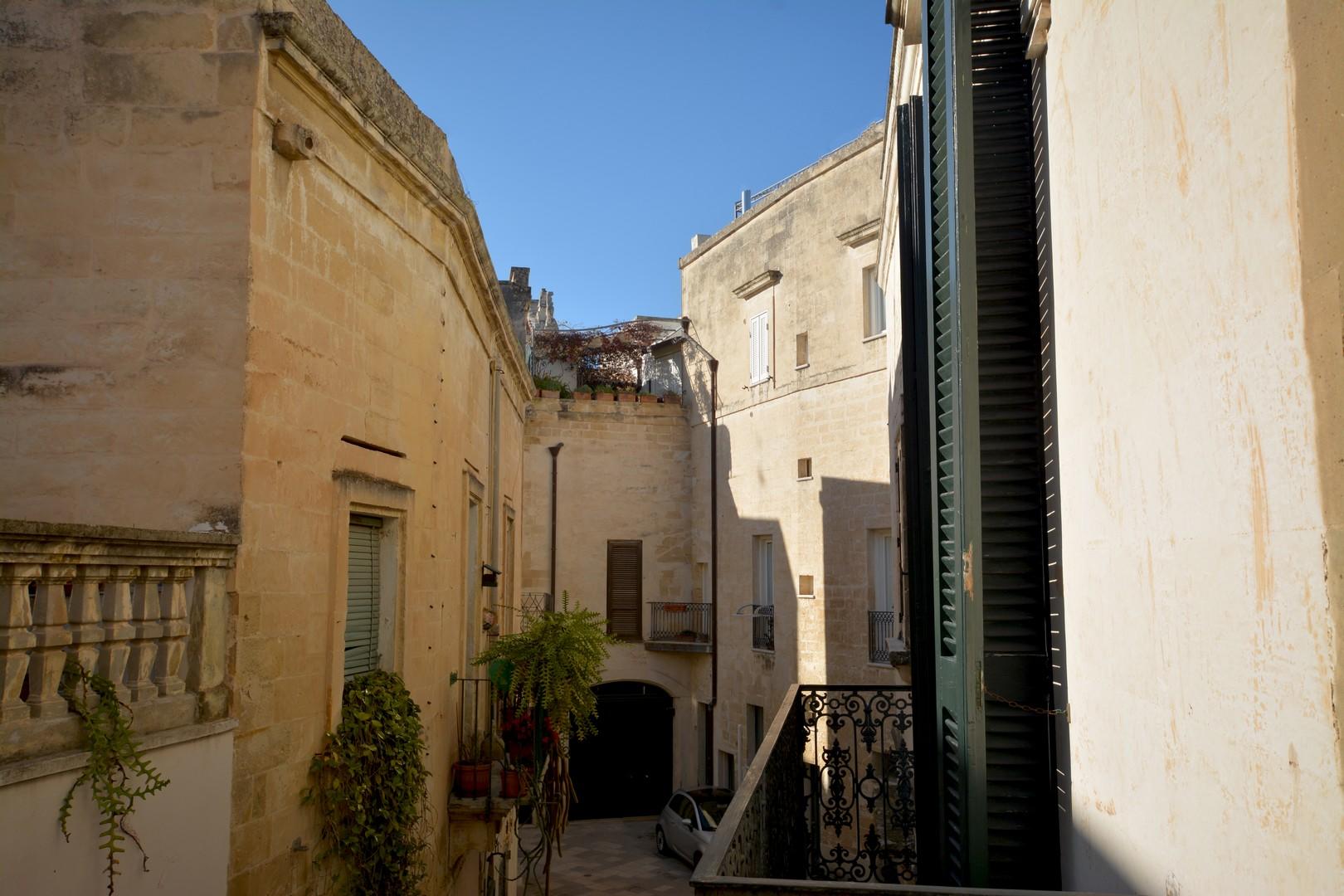 Premier étage - salon et balcons sur la ruelle